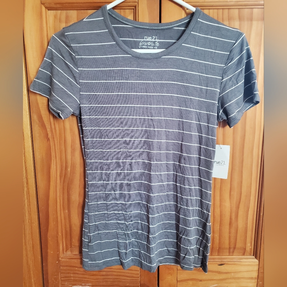 🌻 3/$20 Deal!! 🆕️ NWT Rue21 Gray and White Fitted Short Sleeve Tee